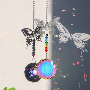 Detailansicht eines Regenbogen-Kristall-Sonnenfängers mit Metallschmetterling und Prisma-Kugel
