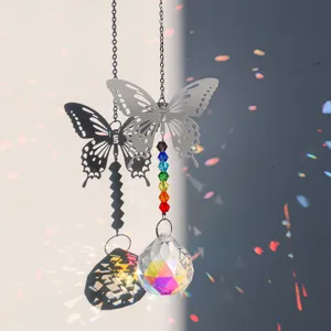 Detailansicht Kristall Sonnenfänger mit Metall Schmetterling und bunten Regenbogenperlen (89 chars)