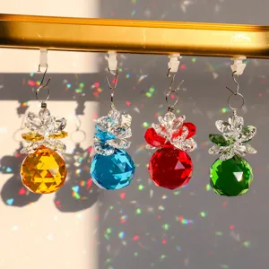 Nahaufnahme von bunten Kristall-Sonnenfängern, die Regenbogen-Lichtreflexionen erzeugen