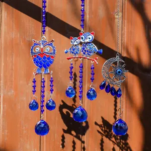 Detailansicht von Böser Blick Sonnenfängern mit blauen Kristallkugeln und Eulen-Motiven.