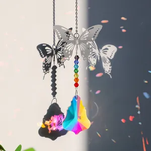 Dekorativer Kristall-Sonnenfänger mit Metall-Schmetterling und Regenbogen-Prisma-Licht