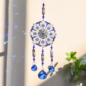 Detail eines blauen Teufelsauge-Kristall-Sonnenfängers mit schickem Blumendesign