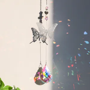Detailansicht eines Regenbogen-Kristall-Sonnenfängers mit einem zarten Metallschmetterling