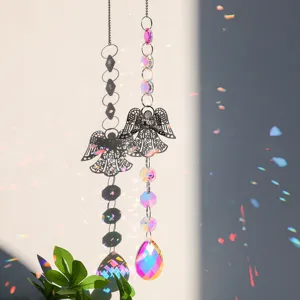 Nahaufnahme von Kristall-Sonnenfänger mit Engelanhänger und Regenbogenlicht