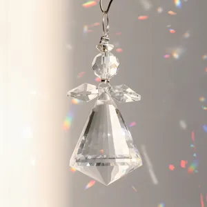 Primer plano de un atrapasol de ángel de cristal que refleja vibrantes prismas de arcoíris.