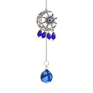 Detaillierte Ansicht des Evil Eye Sonnenfängers mit blauen Kristallen und silbernem Mond