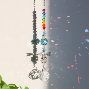 Handgefertigter Kristall-Regenbogen-Sonnenfänger mit Metall-Schmetterling und Prisma
