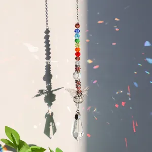 Detailansicht eines Kristall-Sonnenfängers mit Regenbogenperlen, der Reflexionen wirft