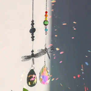 Detailansicht Kristall-Sonnenfänger mit Metall-Libelle und Regenbogen-Prismenreflexen