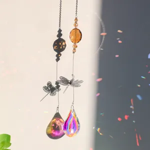 Detail eines Kristall-Sonnenfängers mit Libelle und prismatischem Tropfenanhänger.