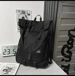 Großer schwarzer Rolltop-Rucksack mit funktionellen Riemen für Outdoor-Sport und Reisen
