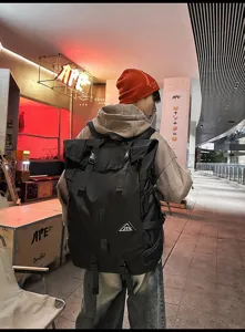 Stadtnachtansicht eines Modells mit einem schwarzen Roll-Top-Sportrucksack Modell
