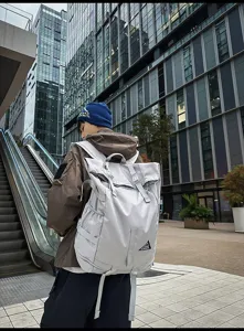 Großer grauer Roll-Top-Sportrucksack für Wandern und Reisen im städtischen Umfeld