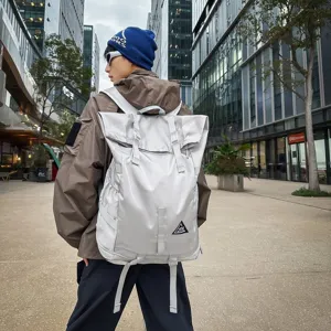 Großer hellgrauer Roll-Top-Sportrucksack perfekt für Reisen und Outdoor-Wanderungen