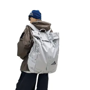 Grauer Roll-Top-Rucksack mit großem Fassungsvermögen auf weißem Hintergrund