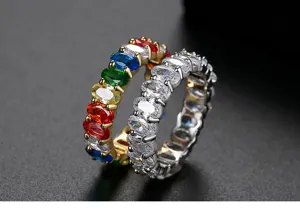Detailopname van veelkleurige en heldere ovale CZ-eeuwigheidsringen voor dames sieraden