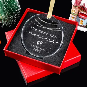 Kristalhelder kerstornament "the more the merrier" in een rode geschenkverpakking.