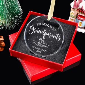 Detailopname van gegraveerd kerstornament voor grootouders in rode geschenkdoos