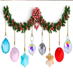 Ornamenti natalizi in cristallo colorato appesi a una ghirlanda verde molto festiva