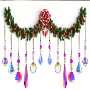 Weihnachtsdekoration mit schillernden Kristall-Tropfen-Prismen-Anhängern und Festtagsgirlande.