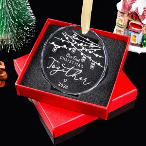 Heldere kerstversiering gegraveerd met 'Our First Christmas Together 2026' in doos