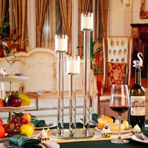 Set di tre eleganti portacandele in cristallo per decorazioni tavoli da matrimonio.