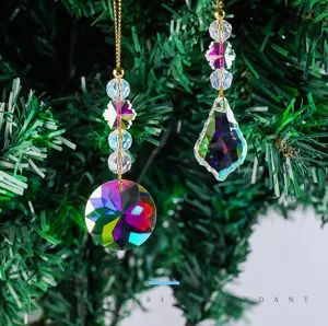 Nahaufnahme von Aurora-Kristallprismen an einem grünen Zweig des Weihnachtsbaums