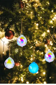 Addobbi per l'albero di Natale in cristallo sfaccettato con finiture iridescenti e blu.