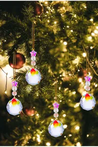 Elegante facettierte Kristallprisma-Anhänger an einem festlichen Weihnachtsbaum mit Licht