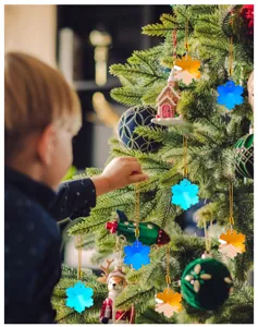 Ornamenti per alberi di Natale a fiocco di neve blu e oro appesi ai rami