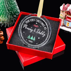 Detail van acryl kerstversiering voor Mama & Papa's eerste kerstfeest in 2025