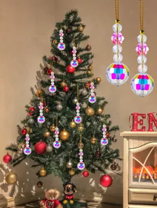 Detailansicht von schillernden Kristallanhängern, die an einem Weihnachtsbaum hängen