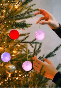 Vista dettagliata di ciondoli in cristallo sfaccettato colorato su un albero di Natale