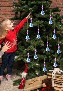 Detailansicht von Kristall-Tränentropfen-Prismenanhängern an einem Weihnachtsbaum