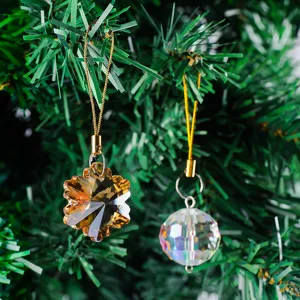 Eleganti decorazioni natalizie in cristallo sfaccettato a forma di fiocco e sfera