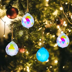 Set di ornamenti a sfera in cristallo sfaccettato su un albero di Natale.