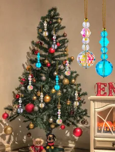 Detailweergave van kleurrijke kristallen kralen ornamenten aan een versierde kerstboom