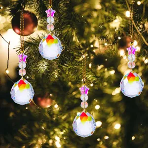 Set aus funkelnden Kristallprisma-Weihnachtsschmuck an einem warm beleuchteten Festbaum.