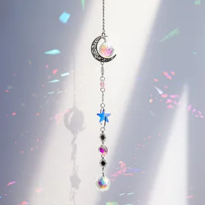 Detailansicht Kristall-Sonnenfänger mit Mond und Stern sowie Regenbogen-Lichtreflexionen