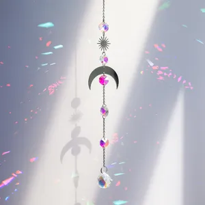 Detail eines Mond-Sonne-Sonnenfängers mit bunten Kristallprisma-Lichtbrechungen
