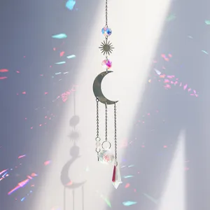 Nahaufnahme eines himmlischen Kristall-Sonnenfängers mit Regenbogen-Lichtreflexionen.