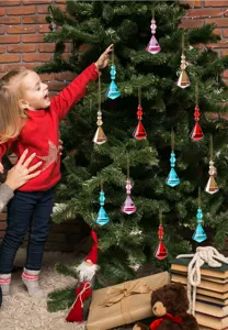 Detail van gefacetteerde kristallen kerstboomversieringen in verschillende kleuren.