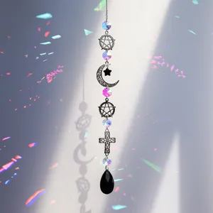 Nahaufnahme der Sonnenfänger-Anhänger mit Mond, Stern und Pentagramm-Kristallen