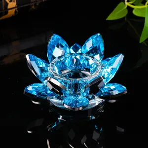 Detailansicht eines blauen Kristall-Lotus-Kerzenhalters auf schwarzem Hintergrund