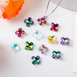 Primer plano de colgantes de cristal aurora AB con forma de trébol para joyería DIY