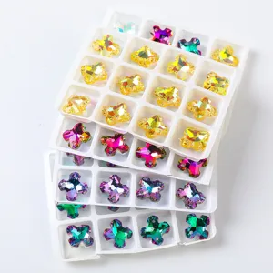 Detalle de colgantes de cristal Aurora AB multicolores en bandejas blancas
