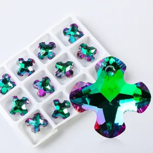 Primer plano de colgantes de cristal AB aurora con facetas verdes y púrpuras DIY