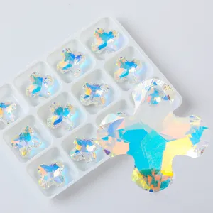 Detalle de las facetas de los colgantes de cristal AB aurora con forma de cruz para DIY