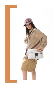 Bolso bandolera técnico gris claro moderno llevado por una modelo asiática