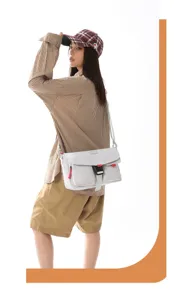 Modelo con bolso bandolera techwear blanco funcional con correa ajustable y hebilla